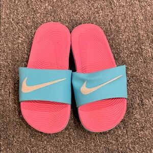 Girls Nike slides
Size 1Y
Worn ONCE